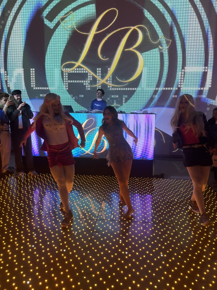 Performance na pista com DJ Murillo ao fundo