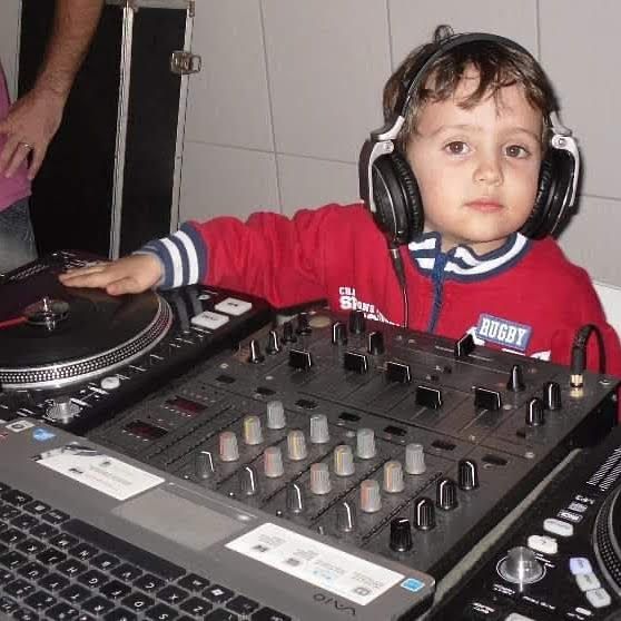 Murillo ainda criança diante de equipamentos de DJ